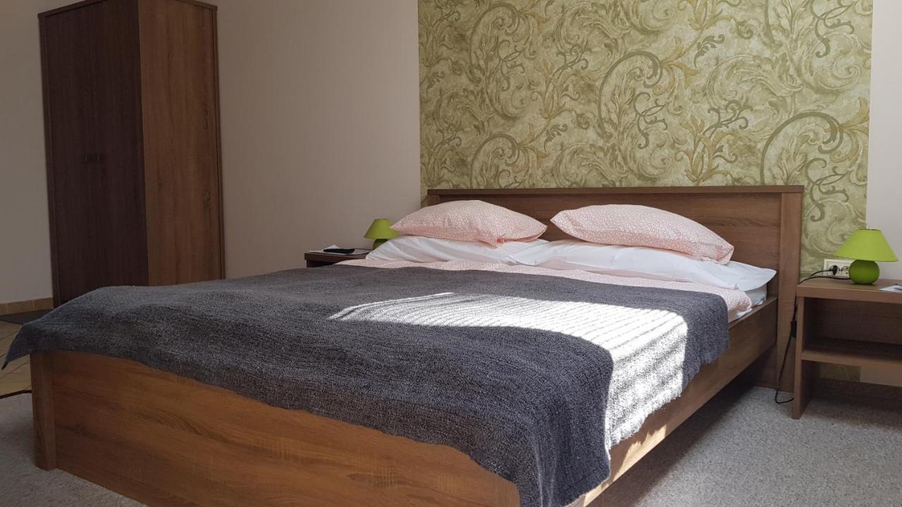 Vegvar Delux Apartman Дьюла Екстер'єр фото