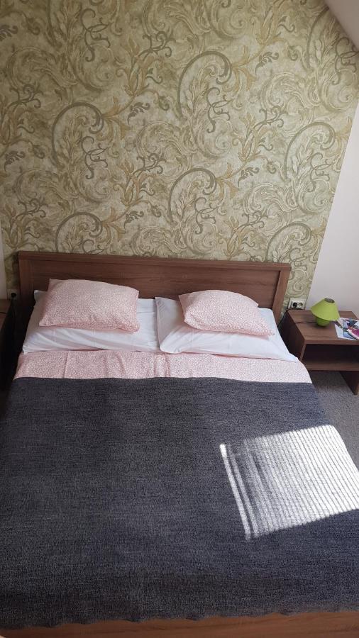 Vegvar Delux Apartman Дьюла Екстер'єр фото