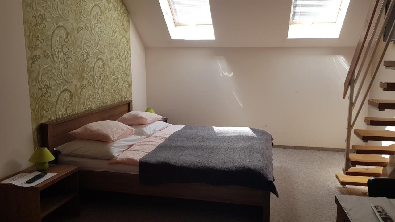 Vegvar Delux Apartman Дьюла Екстер'єр фото